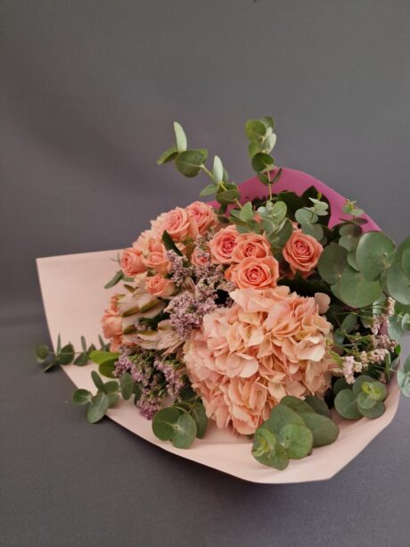 ροζ μπουκέτο με τριαντάφυλλα