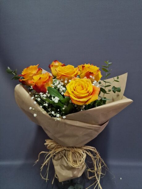 Μπουκέτο με 7 κίτρινα τριαντάφυλλα, ευκάλυπτο και γυψοφίλη. Ιδανικό δώρο για χαρά, φιλία και όμορφες στιγμές.