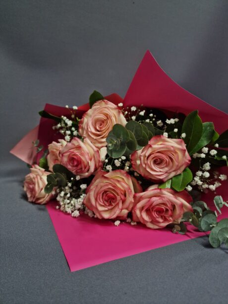 7 Ροζ Τριαντάφυλλα με Ευκάλυπτο & Γυψοφίλη