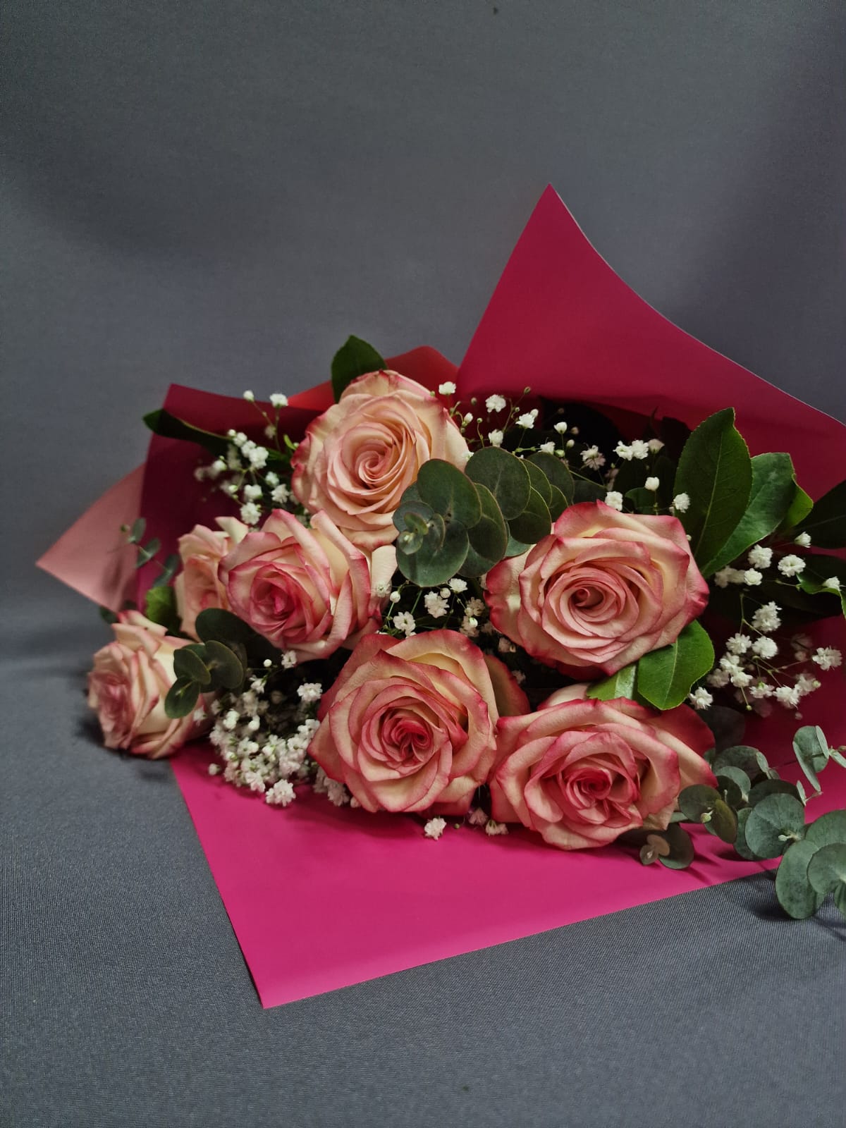 7 ροζ Τριαντάφυλλα με Ευκάλυπτο & Γυψοφίλη2 7 Ροζ Τριαντάφυλλα με Ευκάλυπτο & Γυψοφίλη