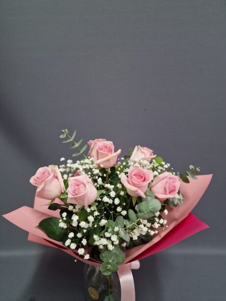 Ανθοδέσμη με 7 ροζ τριαντάφυλλα, ευκάλυπτο και γυψοφίλη. Ρομαντικό και κομψό δώρο για κάθε ιδιαίτερη στιγμή.