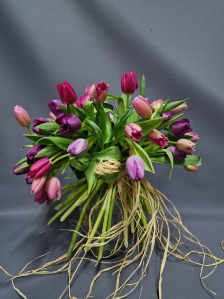 Μπουκέτο με 50 τουλίπες γεμάτο χρώμα και φρεσκάδα. Ιδανικό για δώρο, γενέθλια ή εντυπωσιακή έκπληξη. Διαθέσιμη αποστολή.