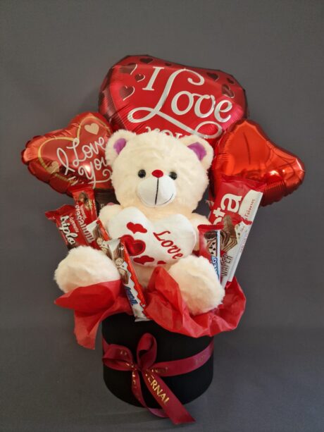 αρκουδάκι με μπαλόνια καρδιά και σοκολάτες σε κουτί δώρου