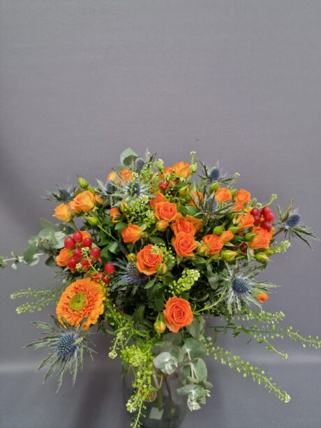 Εντυπωσιακή ανθοδέσμη που συνδυάζει τριαντάφυλλα spray, ζέρμπερες μίνι, ερύγγιο, θλάσπι και ευκάλυπτο.