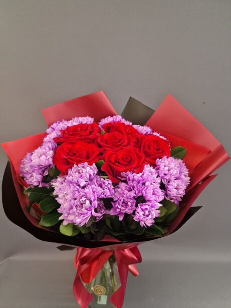 κόκκινα τριαντάφυλλα με χρυσάνθεμα