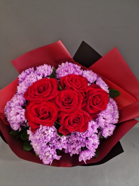 κόκκινα τριαντάφυλλα με χρυσάνθεμα