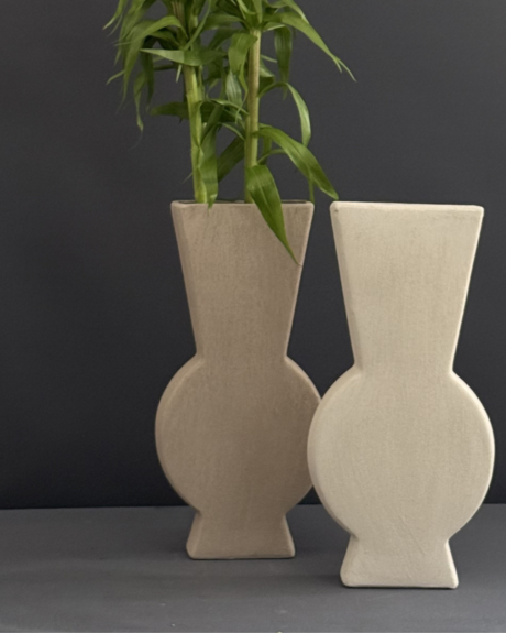 Μοντέρνο κεραμικό βάζο Zerbera σε σχήμα κλεψύδρας σε μπεζ απόχρωση